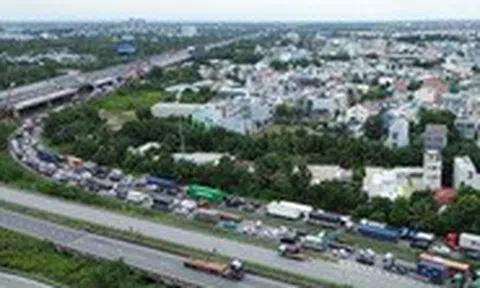 Cao tốc TP.HCM - Long Thành ùn ứ kéo dài, tài xế cần lưu ý gì?