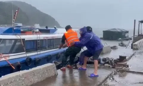Gió bão tốc mái nhiều nhà ở Móng Cái, Quảng Ninh