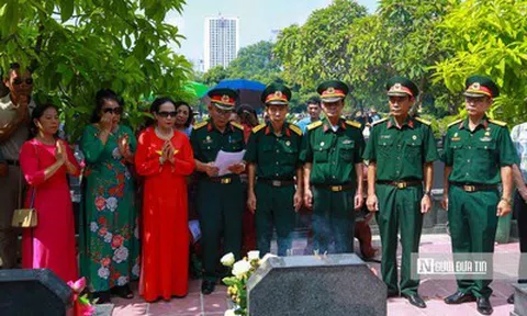 Hà Nội: Người dân dâng hương, tưởng nhớ các Anh hùng liệt sĩ