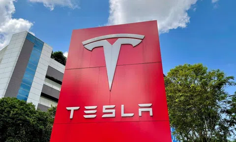 Tỉ phú Elon Musk bác bỏ tin đồn Tesla tái cơ cấu