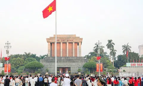 Hà Nội: Người dân rộn ràng xuống phố mừng Quốc khánh 2/9