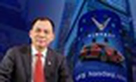 Tỷ phú Phạm Nhật Vượng hiện thực hoá phần quà trị giá gần 3 triệu đồng cho một nhóm khách Việt