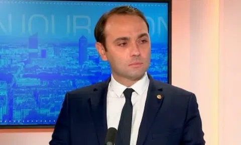 Thị trưởng Pháp tiết lộ từng bị dọa chặt đầu