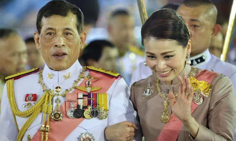Động thái hiếm thấy của nhà vua Thái Lan