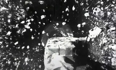 Phi thuyền NASA bị tuột hạt vật chất từ tiểu hành tinh