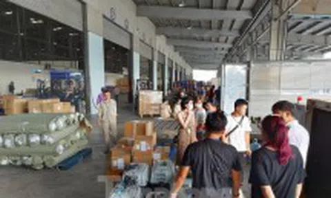 Nghi vấn 'làm luật' ở Hải quan Nội Bài: Đình chỉ 4 công chức