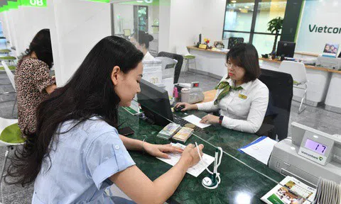 Lãi suất liên ngân hàng chạm đáy