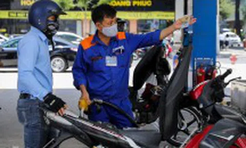 Giá xăng giảm 159 đồng/lít