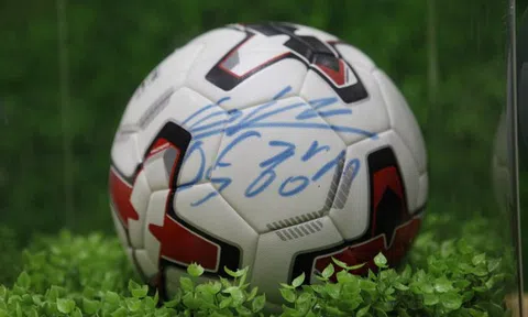 Bán đấu giá trái bóng có chữ ký HLV Park Hang-seo ủng hộ đồng bào lũ lụt