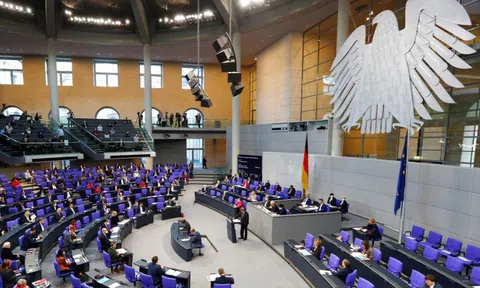 Hồ sơ lưu trú của vua Thái làm 'dậy sóng' quốc hội Đức