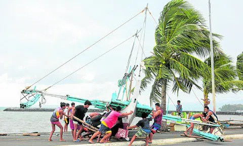 Siêu bão Goni mang gió mạnh thảm khốc, gây sạt lở ở Philippines