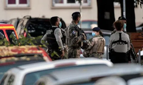 Linh mục bị bắn vào bụng trong nhà thờ ở Pháp