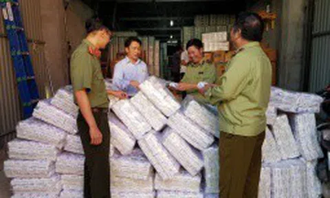 Phát hiện trên 4.000 gói băng vệ sinh giả mạo nhãn hiệu Công ty Giấy Ánh Dương