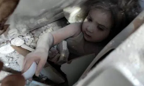 Bé gái 3 tuổi sống sót kỳ diệu sau 91 giờ bị chôn vùi vì động đất