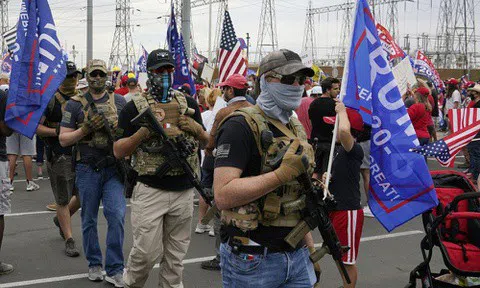 Người biểu tình cầm súng tới bên ngoài các điểm kiểm phiếu ở Mỹ