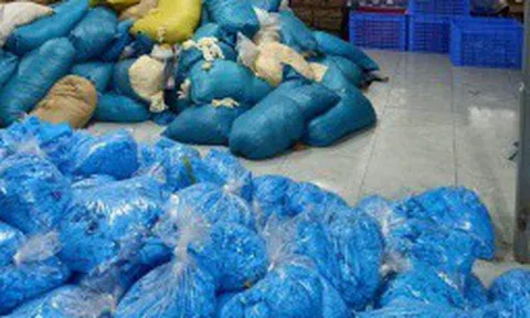 Bắc Ninh: Phát hiện kho hàng chứa hàng chục tấn găng tay cao su không đảm bảo chất lượng