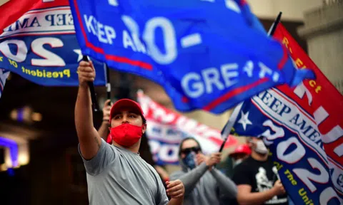 Cách biệt ở bang chiến trường từ 700.000 rớt xuống còn 18.000 phiếu