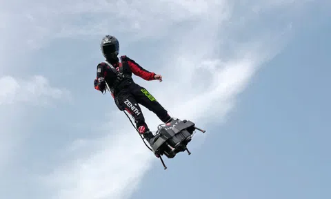 'Người bay' thực hiện khát vọng của cha