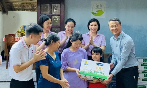 Vinamilk “Trao cơ hội đi học, cho cơ hội đổi đời” cùng chương trình “Cặp lá yêu thương”