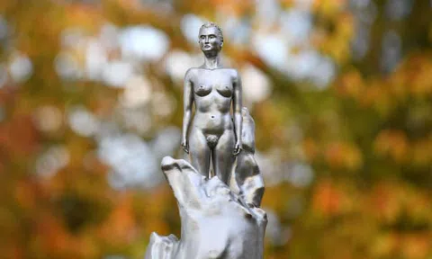 Tượng khỏa thân 'tôn vinh nữ quyền' bị chế nhạo ở Anh