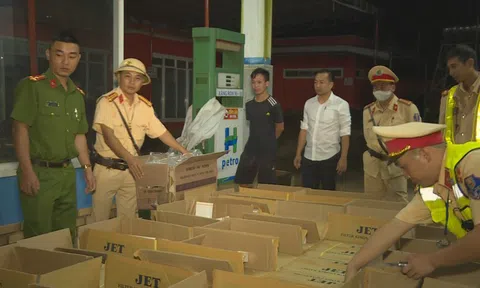 Bắt quả tang đối tượng vận chuyển 22.000 bao thuốc lá lậu