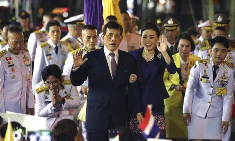 Người biểu tình Thái Lan quay lưng lại với đoàn xe hoàng gia