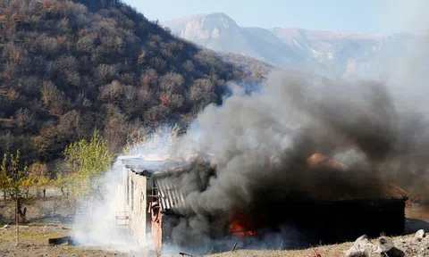 Người Armenia tự tay đốt nhà trước khi Azerbaijan vào tiếp quản