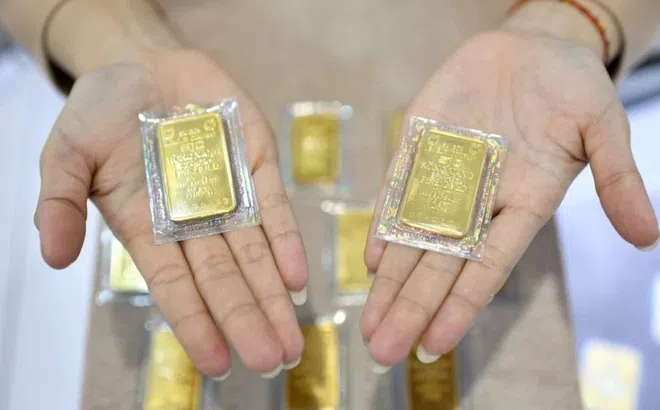 Giá vàng miếng chạm mốc 121 triệu đồng/lượng