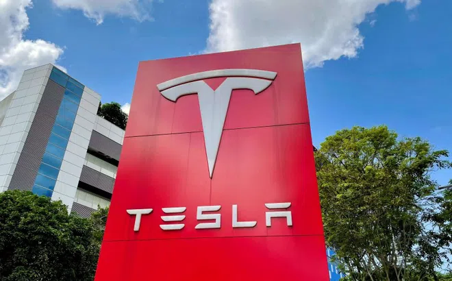 Tỉ phú Elon Musk bác bỏ tin đồn Tesla tái cơ cấu