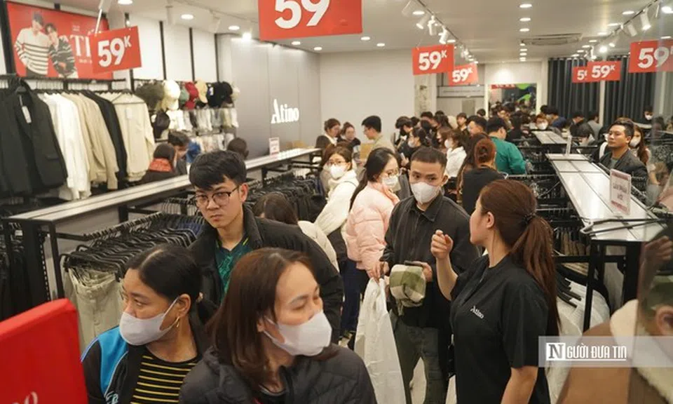 Biển người đổ về các "phố thời trang" tại Hà Nội những ngày cận Tết