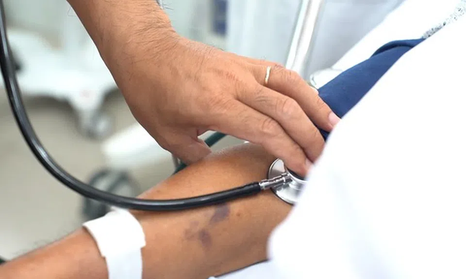 Cụ ông 74 tuổi hoang mang vì triệu chứng tiểu tiện "bất thường"