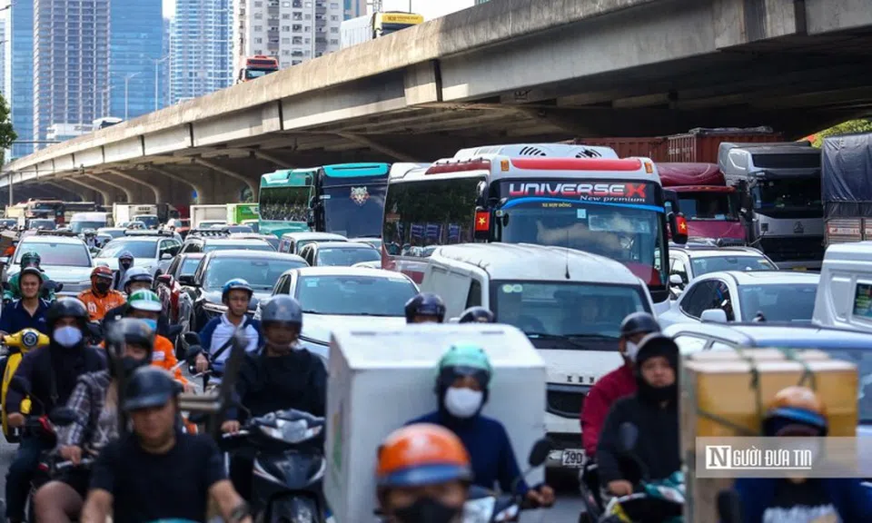 Người dân ùn ùn rời Hà Nội trước kỳ nghỉ lễ 30/4 - 1/5, cửa ngõ Thủ đô kẹt cứng