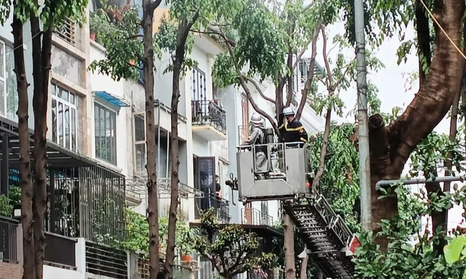 Cháy nhà ở Hà Nội, nghi có người mắc kẹt bên trong