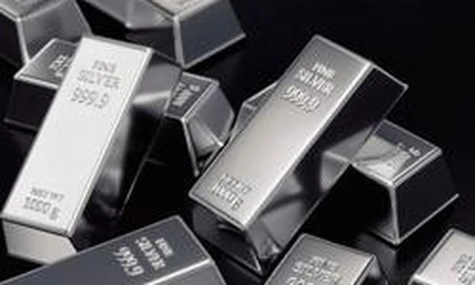 Một thế lực bất ngờ "gom" gần 90 tấn bạc trong một ngày